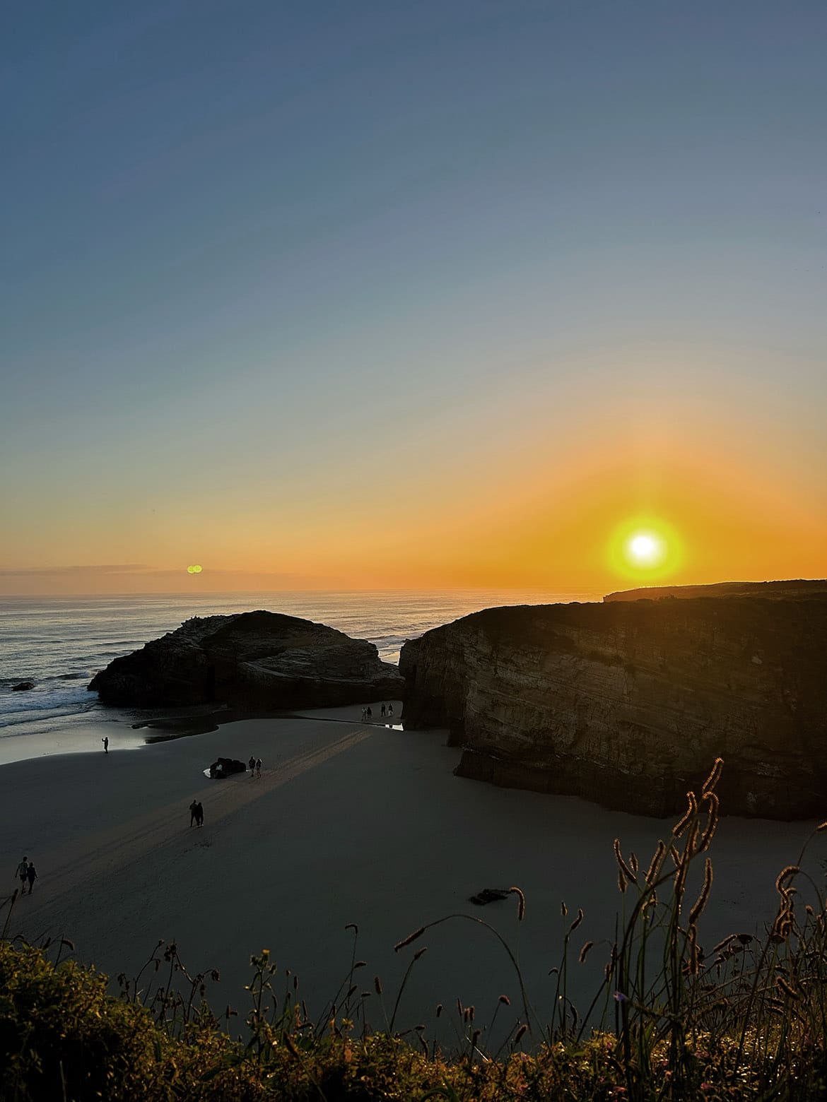 amanecer en la playa de las catedrales Galicia